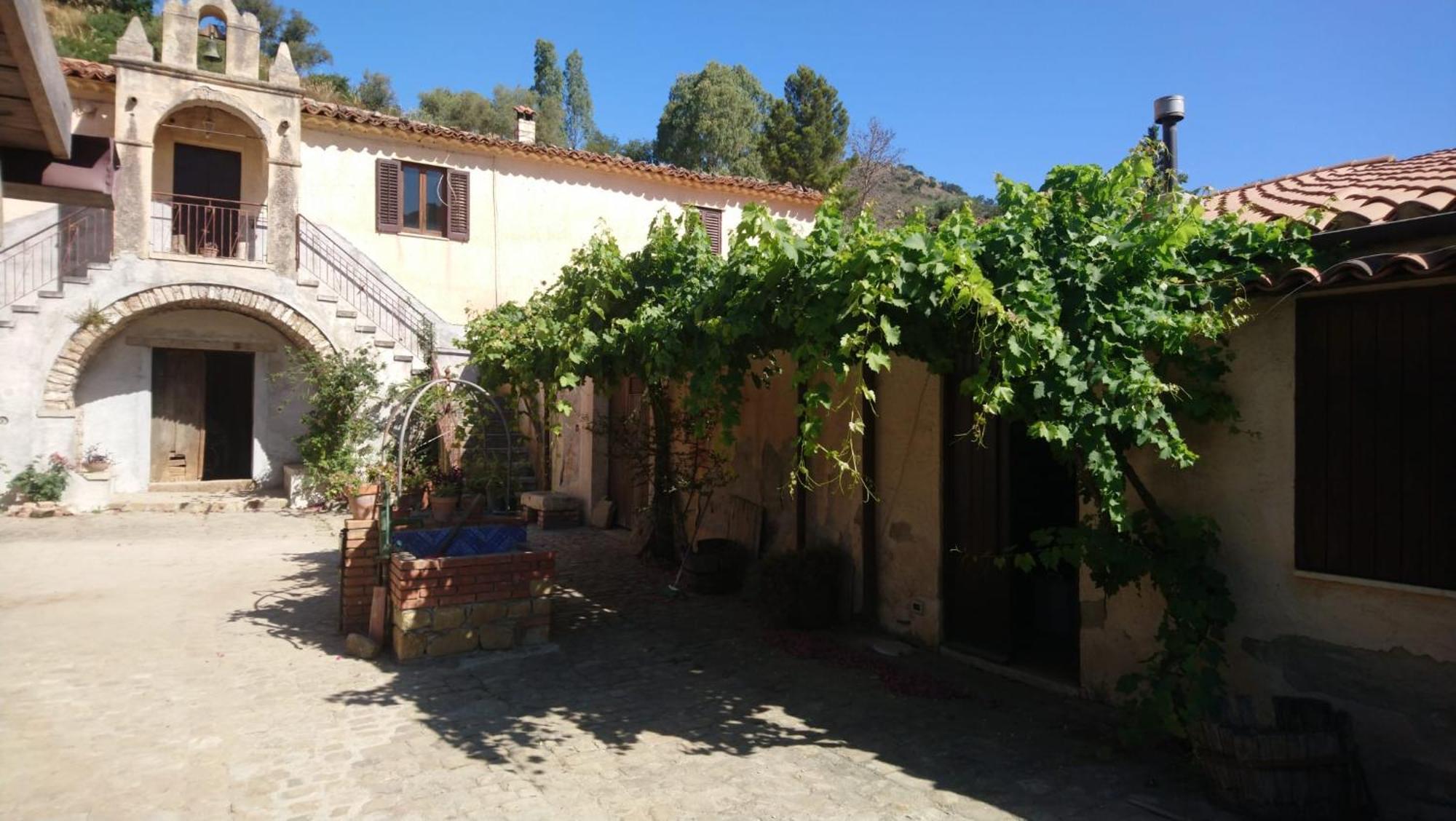 Linati'S Apartments Pollina Exterior photo